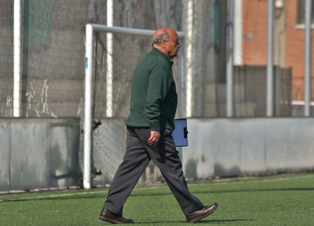 SanGregorioCD's tweet photo. 𝗖𝗟𝗨𝗕 📝 | Alfredo Cucalón continuará en el CD San Gregorio la próxima temporada.

Con 79 años recién cumplidos, es el entrenador más veterano de Aragón en activo.

"Llegó la informática, entrenadores con 'app'. Yo sigo con mi cuaderno." 🔴

#RojosDeCorazón https://t.co/vtyPHFVtfH