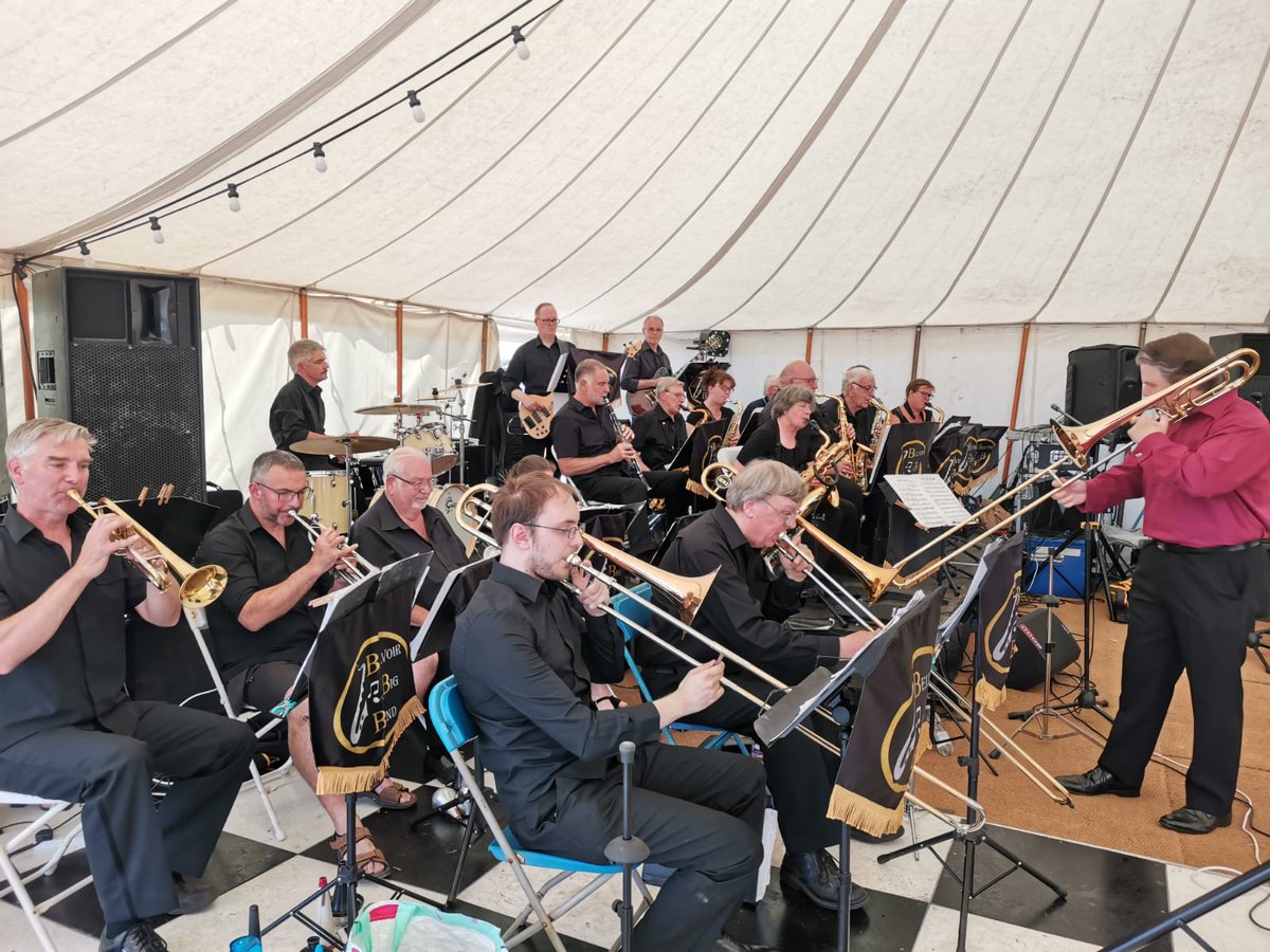 MrBsUkulele's tweet photo. A stifling hot day saw the band in action at the Rempstone Steam Fair https://t.co/MYOlocuQ5P
#belvoirbigband https://t.co/Wvry3CcW0t