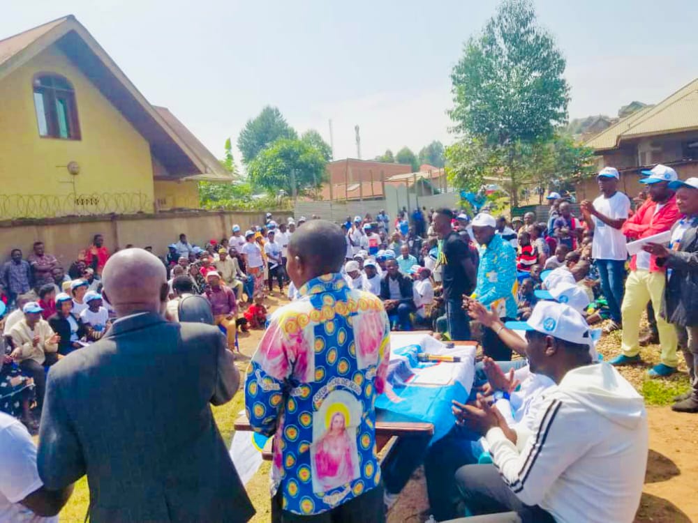 DocteurFanny's tweet photo. #BUTEMBO:Apres #Mususa, #Kimemi & #Vulamba pr appliquer la nouvelle stratégie adoptée par la cellule d’appui à l’implantation d’@Ensemble_MK du Pr @moise_katumbi , c dimanche, étions en comm Bulengera, Q.Muthiri, cell. Vatolya.@PrMatofali @FKimwanga @KitumeMwamini @gratieniracan https://t.co/VLATfRNMTs