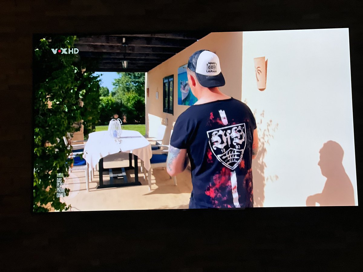 blackXXseven's tweet photo. Almklausi absoluter #VfB Edelfan 😍

#promiDinner https://t.co/GbUdPSHWFs