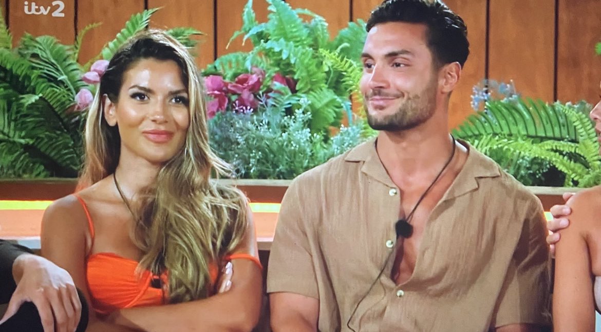 evacha1i's tweet photo. I need less of Andrew and Tasha and more of THEM  #LoveIsland https://t.co/1Tn8WRQhJl