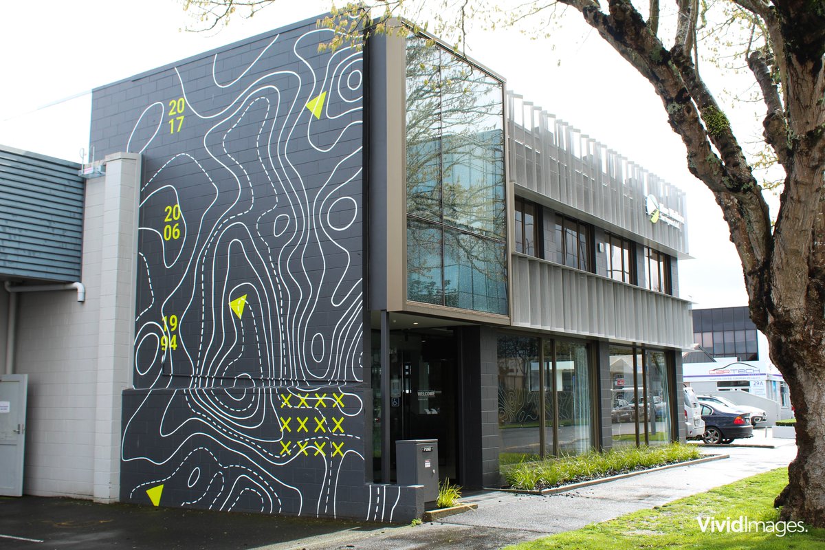vividimagesltd's tweet photo. Revisiting this beauty of an install we completed in 2020 for Designwell and Blue Wallace Surveyors. Hand painted wall, printed window etch, and stand-off acrylic letters take this office signage to the next level!

#vividimagesltd #weprintedthisnz #signwriting #installation https://t.co/mZnwS1g0Qw