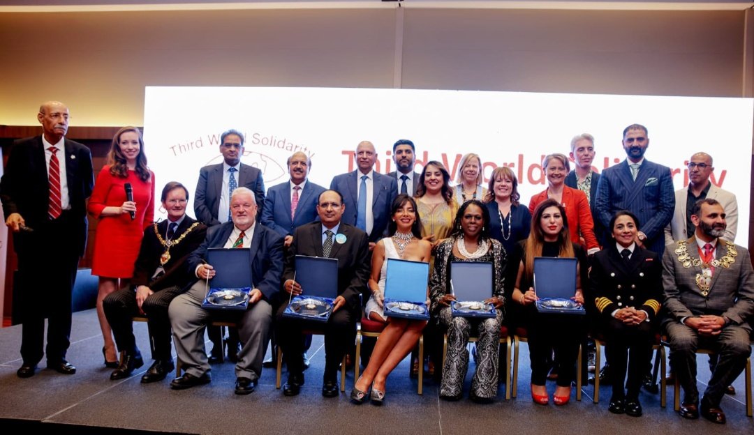 TeamSarwar's tweet image. سابق گورنرپنجاب @ChMSarwar نے @MushtaqLasharie کے زیرِاہتمام امن، انصاف و جمہوریت کوفروغ دینےوالے @TWSPeople  تھرڈورلڈ #Solidarity  کی35ویں سالانہ تقریب میں شرکت کرکے تقریب سےخطاب میں کہا #YasinMalik کی رہائی کیلئے ہر شخص کو آوازاٹھانا ہوگی۔
#releaseyasinmalik 
#ChMSarwarUKVisit