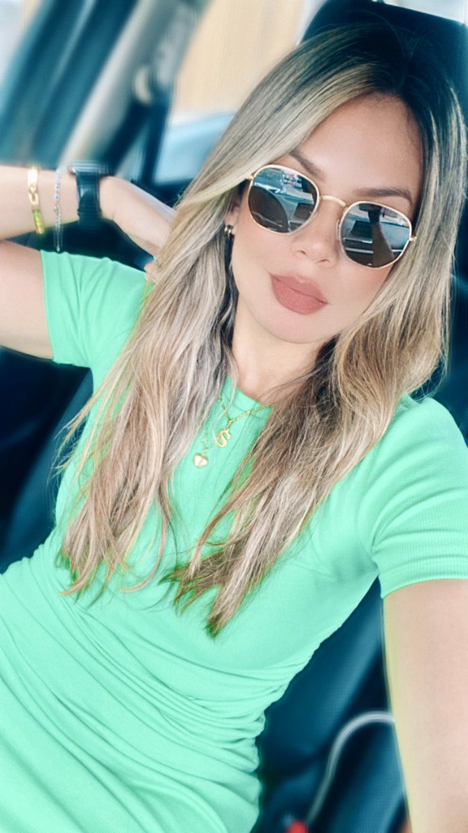 Primera vez que uso verde💚💚, poco a poco voy dejando el negro 🫠😂.