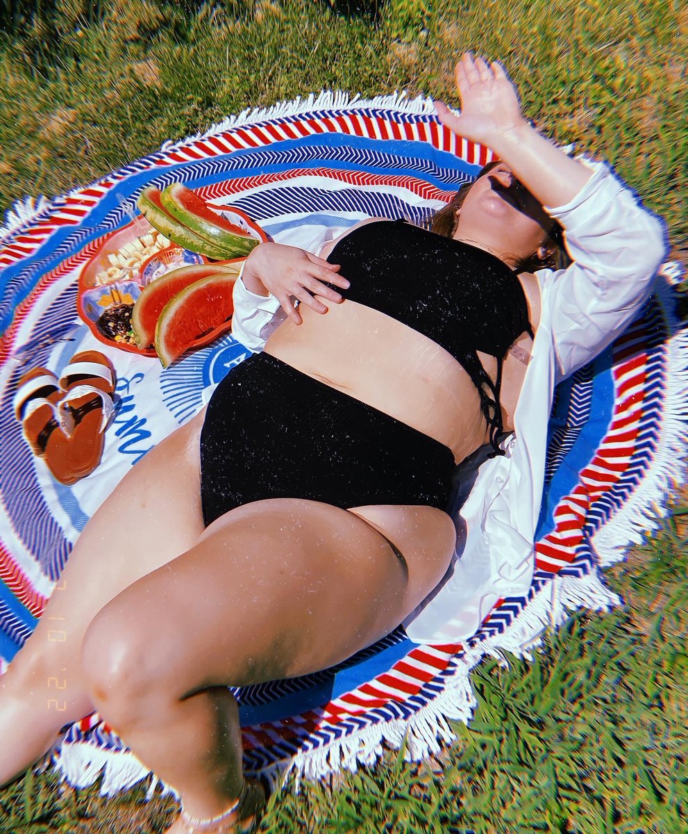 perksofhaley's tweet photo. Watermelon sugar🍉💋

#watermelon #summertime #curvy https://t.co/Pnkhq0gDeJ