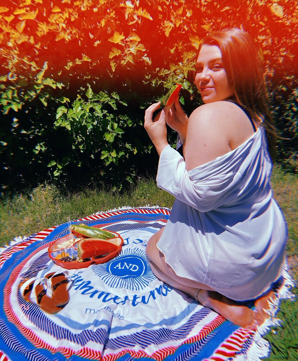 perksofhaley's tweet photo. Watermelon sugar🍉💋

#watermelon #summertime #curvy https://t.co/Pnkhq0gDeJ