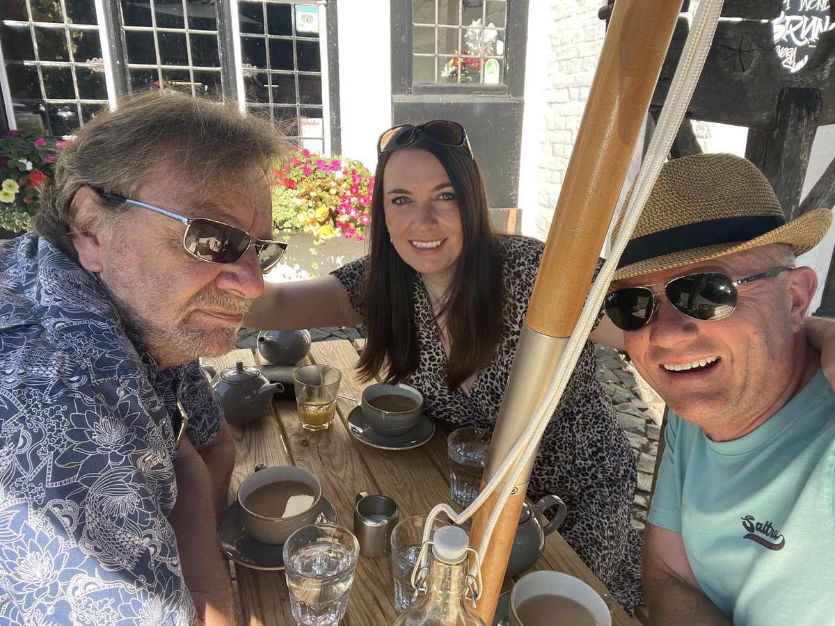GeoffDyckes's tweet photo. Early brunch before heading off to learn more about local gin and wine making. Naturally tasting was included  ⁦@SilentPoolGin⁩ ⁦@AlburyVineyard⁩ https://t.co/2bOlJQNcFN
