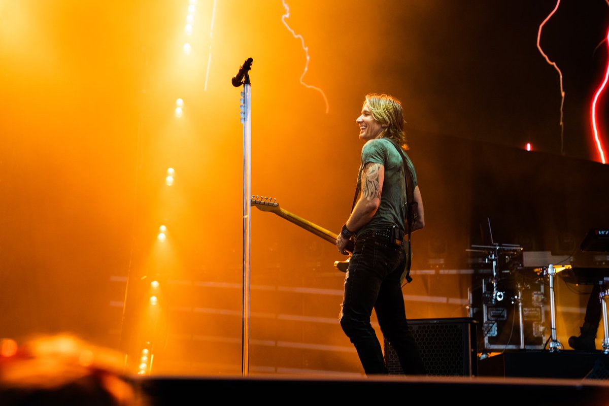 KeithUrban's tweet photo. TORONTO: NIGHT 1 🇨🇦 https://t.co/FY2WGWVFYM