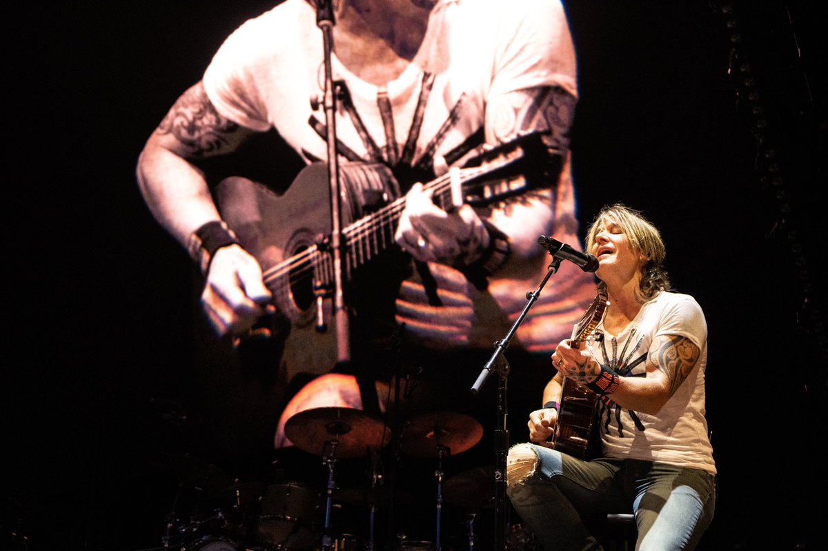 KeithUrban's tweet photo. TORONTO: NIGHT 2 🇨🇦 https://t.co/gYv2dFOpqR