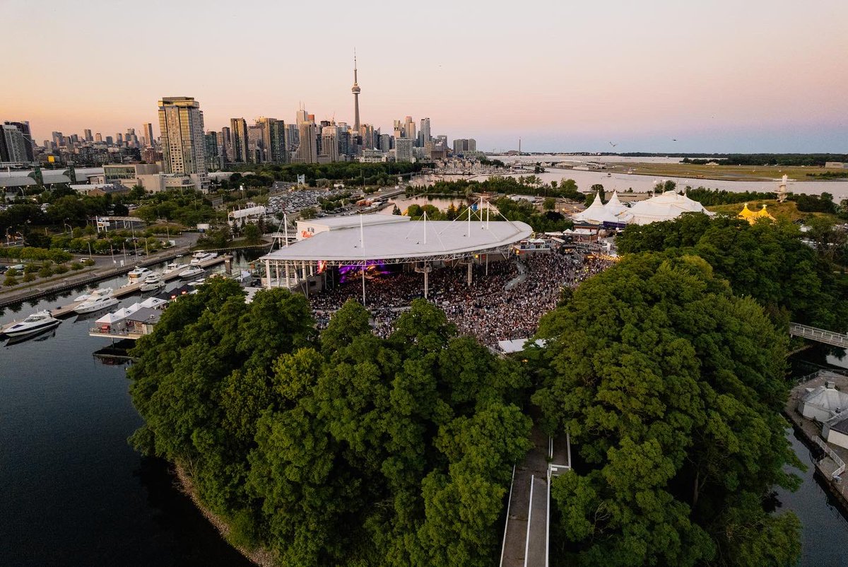 KeithUrban's tweet photo. TORONTO: NIGHT 2 🇨🇦 https://t.co/gYv2dFOpqR