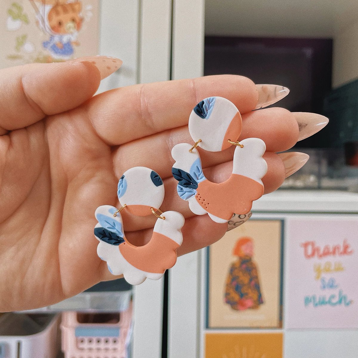 whimsycrystals's tweet photo. hi besties look @ what i made (based off of the dress on the right!) 🍊💙 https://t.co/XAEKgMubGU