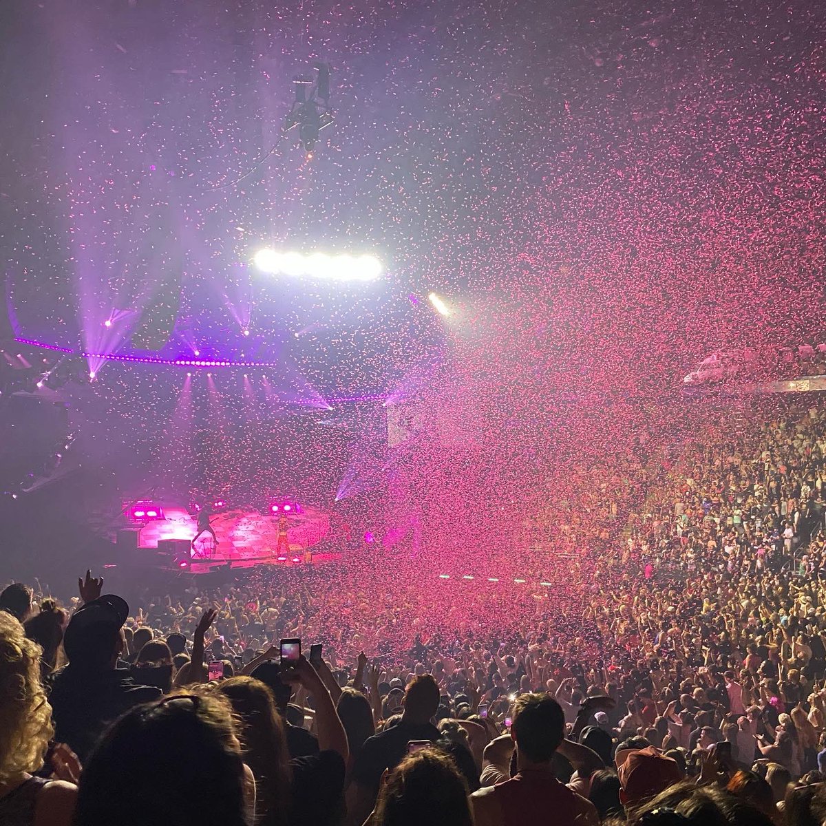 Kayleighgray728's tweet photo. What a night 💕 One I will never forget! 🤍🖤 Hands down best concert 🎸 #MGK #machinegunkelly #MainstreamSelloutTour #KansasCity https://t.co/1TidzK2FmE