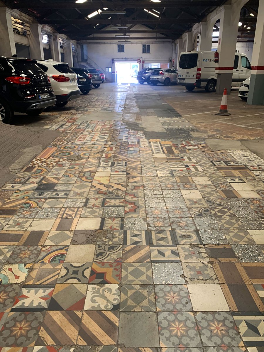 Bcnsingular's tweet photo. Els terres del Pàrquing Manhattan recorden què havia estat abans: la fàbrica de mosaics hidràulics Viuda e Hijos de Juan Vila (Aragó 425 #SagradaFamília) https://t.co/hq8qtQs9mz