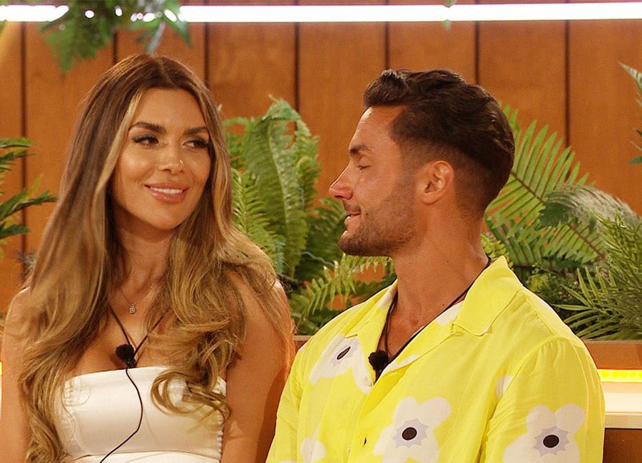 HenHew19's tweet photo. Shit is falling apart in the Villa and somehow Davide and Ekin Su are just thriving #LoveIsland https://t.co/0CXUvf4pIn