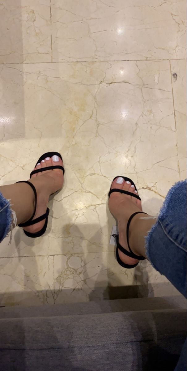 dominaaaa771's tweet photo. Hâte qu’on viennent me lécher mes petits pieds #fetichistespied #fetichist #soumis https://t.co/dXlVnxUZUP