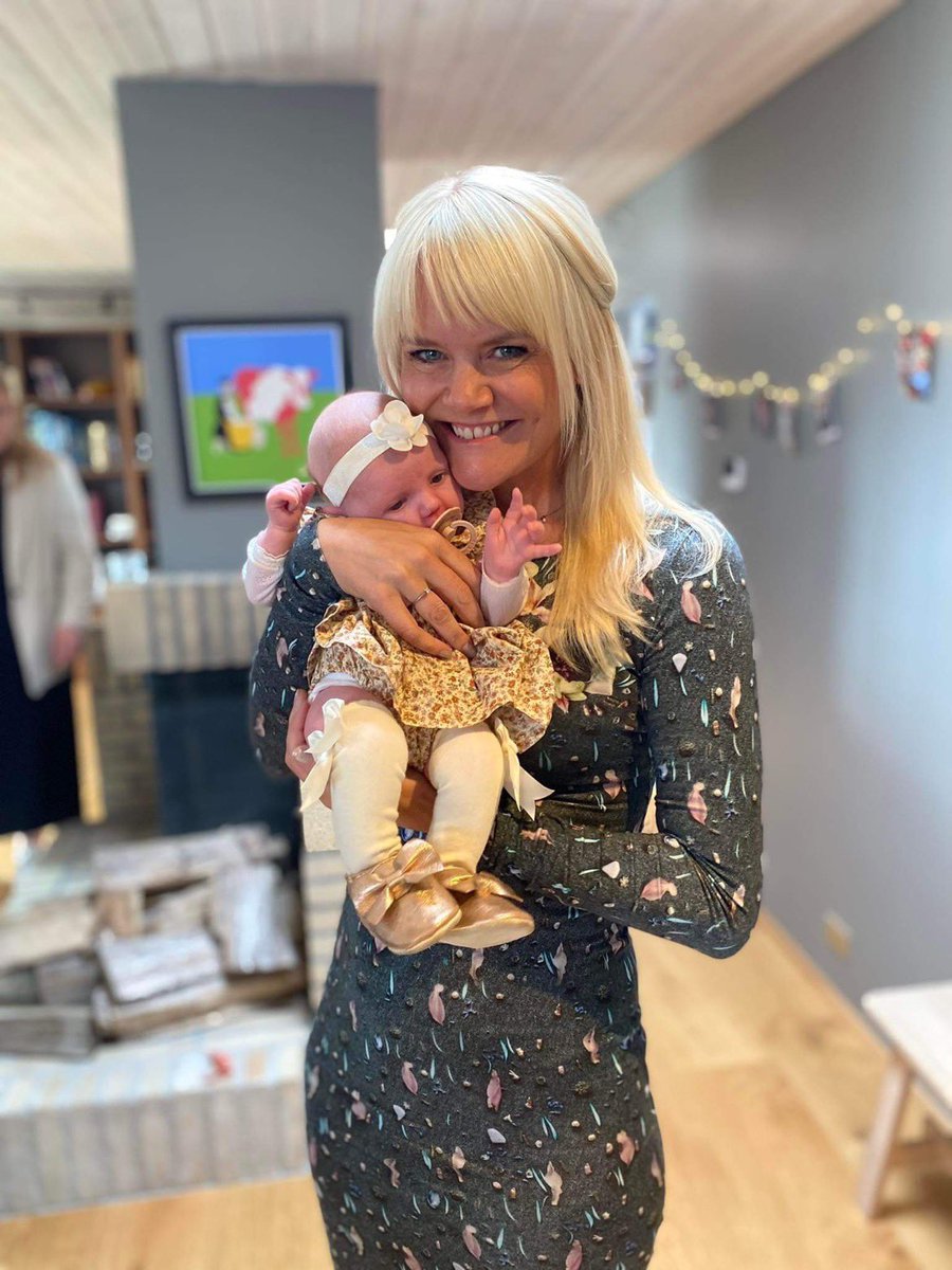 Þau sem þekkja <a href="/birtabjoss/">Birta Björnsdóttir</a> vita hversu mikið gull af konu hún er. 
Í dag fékk dóttir mín hana sem verndara og nöfnu ❤️
Eldey Birta og Birta ✨