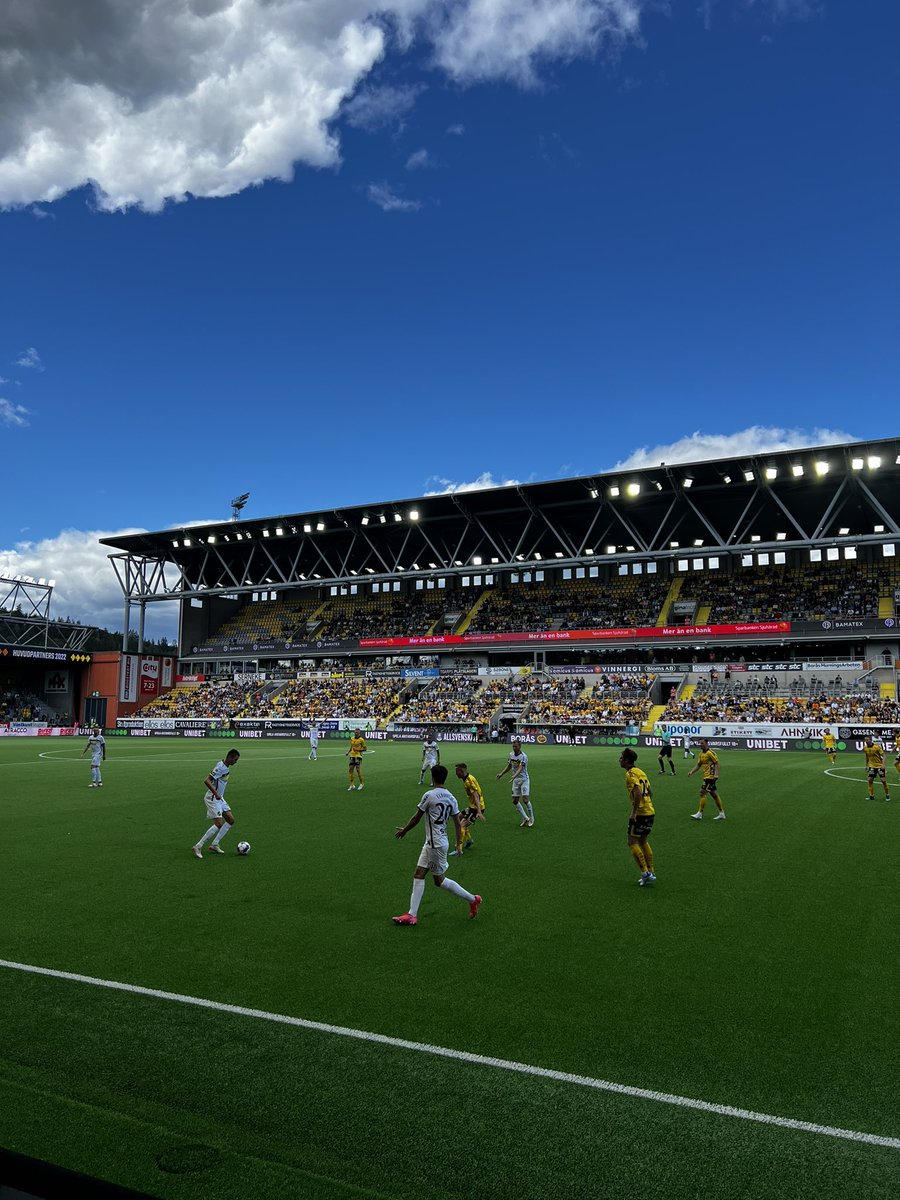 EmmaHovde's tweet photo. lyx att få åka och heja på gnaget under arbetstid 💛🖤 @aikfotboll https://t.co/W13Y2azTdn