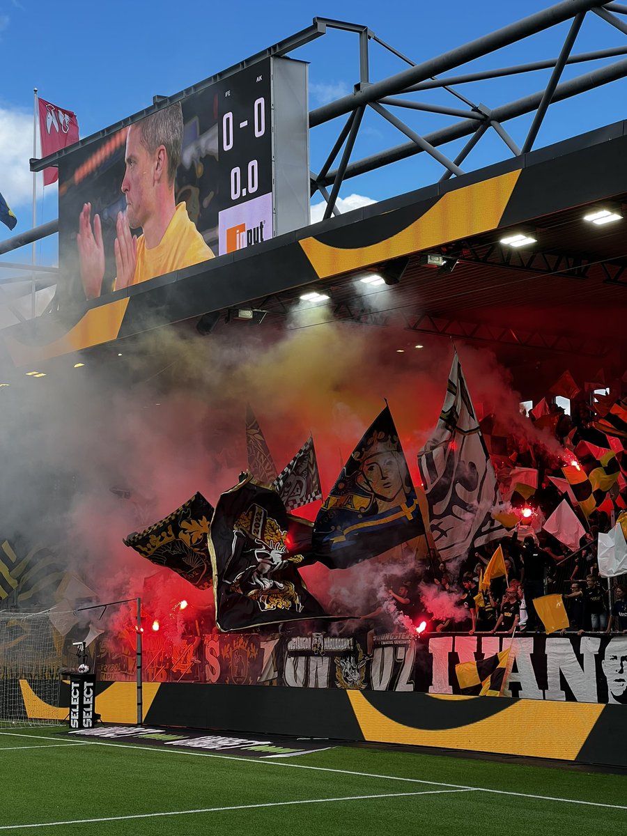 EmmaHovde's tweet photo. lyx att få åka och heja på gnaget under arbetstid 💛🖤 @aikfotboll https://t.co/W13Y2azTdn