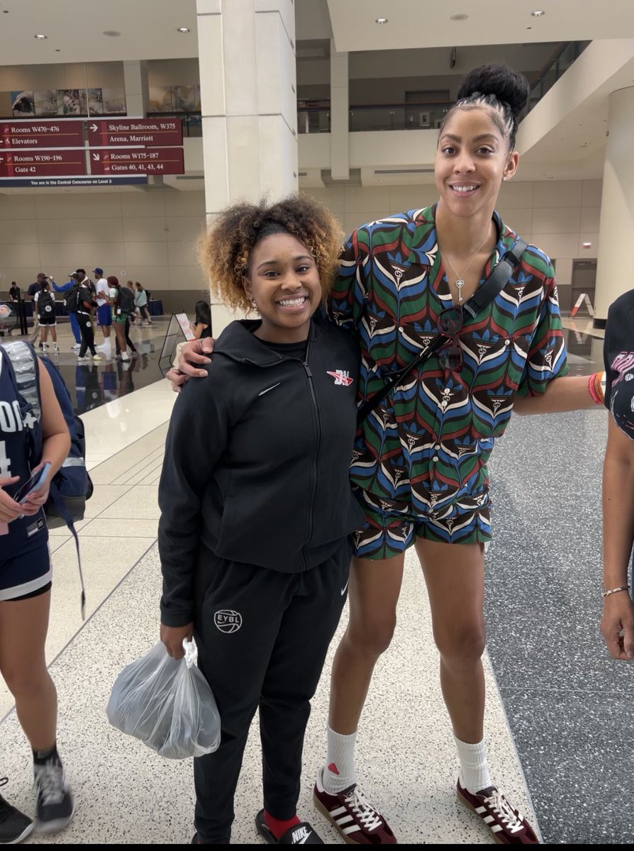 JamayiaMiles's tweet photo. Thank you for taking a picture with me @Candace_Parker (My favorite basketball player) ❤️. https://t.co/9BY1tEsyMS