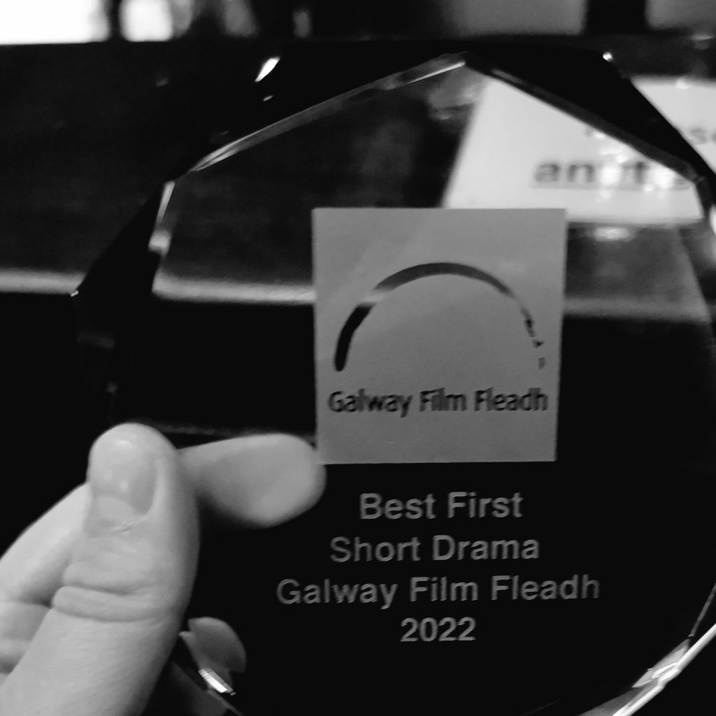 So we won Best Debut Irish Fiction Short at @GalwayFilm -a surreal dream! Thank you to everyone involved, in particular @niscreen, the unbelievable @OutburstArts and the fantastic @ooofilms 💚#filmfleadh #GalwayFilmfleadh