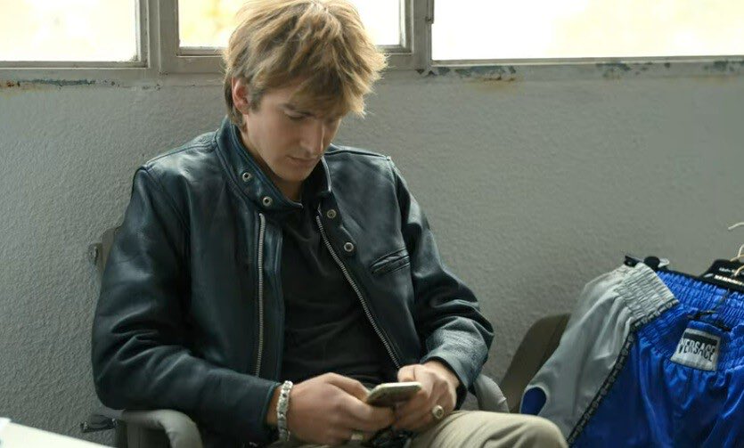 aqmarropa's tweet photo. Y luego está el asistente maltratado… Me he tragado la serie entera solo por ver si le mandaba a tomar por culo… #PrayForAlex #FirstClassNetflix https://t.co/NBUFtS8sVZ