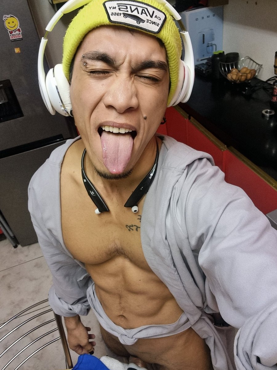 spyder711x's tweet photo. The week gone so quick but couldn't cum yet #letitout #whiteblood #nextweek #holeit #bendme #CapeTown https://t.co/oKDYpHJoGE