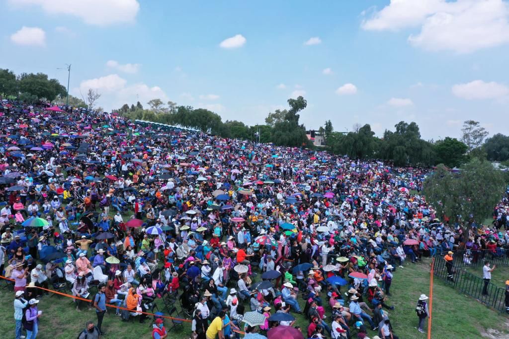 ElUniversalOax's tweet photo. #EnFotos Cientos de personas asistieron este domingo a disfrutar de la Guelaguetza, máxima fiesta de Oaxaca, en Iztapalapa, CDMX, con la presencia del gobernador @alejandromurat .

📹: Especiales https://t.co/BwGl3OleEl