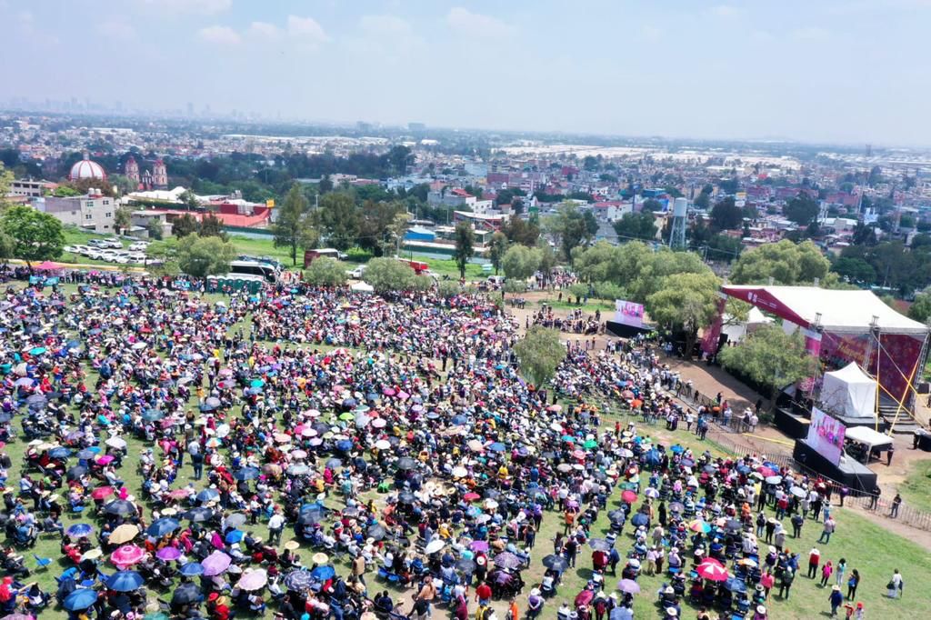 ElUniversalOax's tweet photo. #EnFotos Cientos de personas asistieron este domingo a disfrutar de la Guelaguetza, máxima fiesta de Oaxaca, en Iztapalapa, CDMX, con la presencia del gobernador @alejandromurat .

📹: Especiales https://t.co/BwGl3OleEl