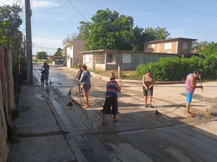 Las mujeres granmenses en la primera trinchera de combate. #CubaViveYTrabaja. <a href="/DiazCanelB/">Miguel Díaz-Canel Bermúdez</a> <a href="/DrRobertoMOjeda/">Dr. Roberto Morales Ojeda</a>