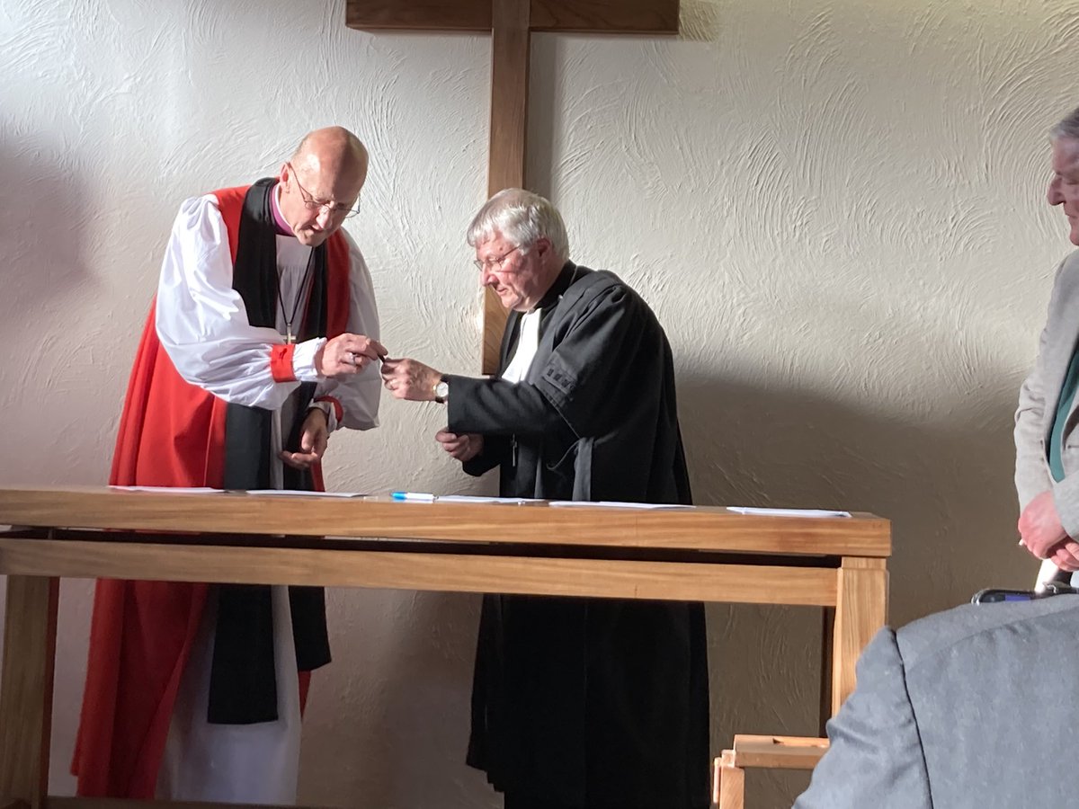 manybut1's tweet image. Great to be at the signing of a new phase of ecumenical partnership in Digswell this evening. #flexibleframework #unity