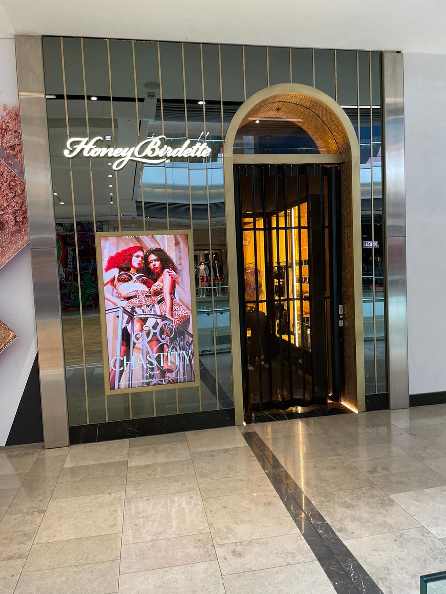 DecoratorsCmc's tweet photo. Classy interiors at their best in londons @westfieldstrat working with the bbatchgroup to add some glamour down south !! #arte https://t.co/B9FBcv7Dl8