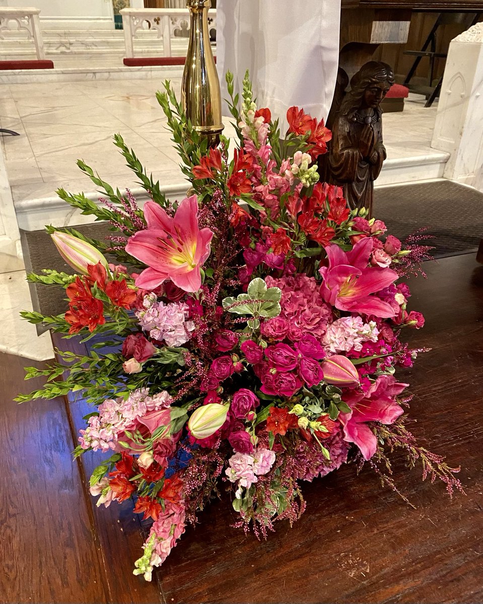 RevKateCress's tweet photo. 💕❤️💕 was in the air today as Tony and Sarah Torres renewed their marriage vows ⁦@StJamesLA⁩ ! Sarah asked for flowers in her favorite color, raspberry, and our florist George Martinez really delivered!! And then we had wedding cake at coffee hour - yum!🌸🌸🌸 #loveforever https://t.co/5mha5oN5CJ