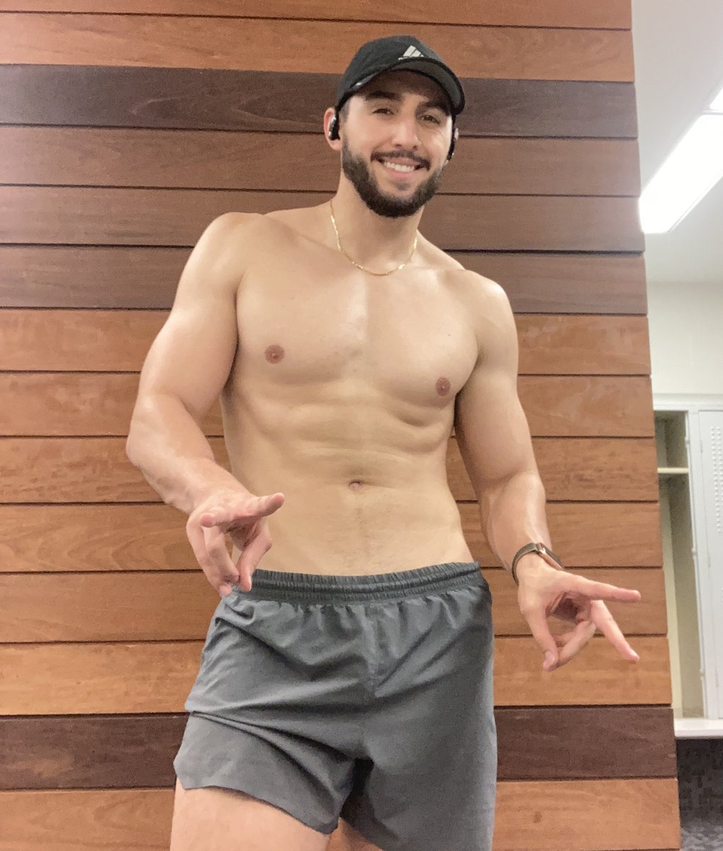 teddy_p7's tweet photo. I can’t take a pic without the peace signs https://t.co/HPwCin3uor