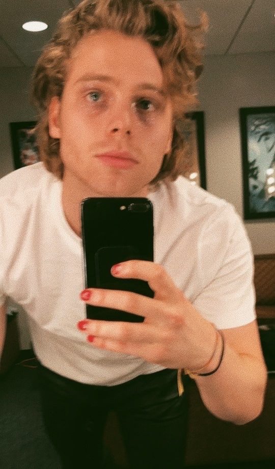 hemmingslftv's tweet photo. red nails https://t.co/FTmixPxNOS