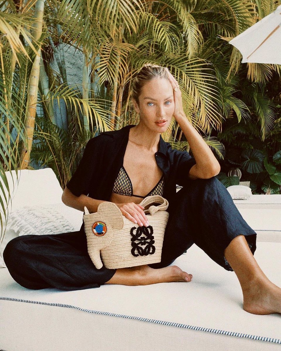 AngelCandiceBRA's tweet photo. 📸: “Feliz em apoiar LOEWE e essa linda causa, uma que mora perto do meu coração já que eu cresci vendo essas lindas criaturas.. essa bolsa/cesta de Elefante foi criada em colaboração com a campanha #KnotOnMyPlanet. (+) https://t.co/fOe477fg0X