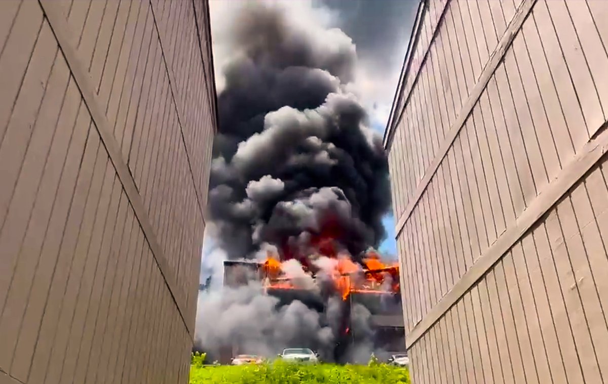 TabascoHOY's tweet photo. #MundoViral🚨 Incendio devora torre de departamentos en Morgantown, Virginia Occidental. No se reportan heridos.
https://t.co/Kkp9IhGwiF https://t.co/t6fCEgMh92