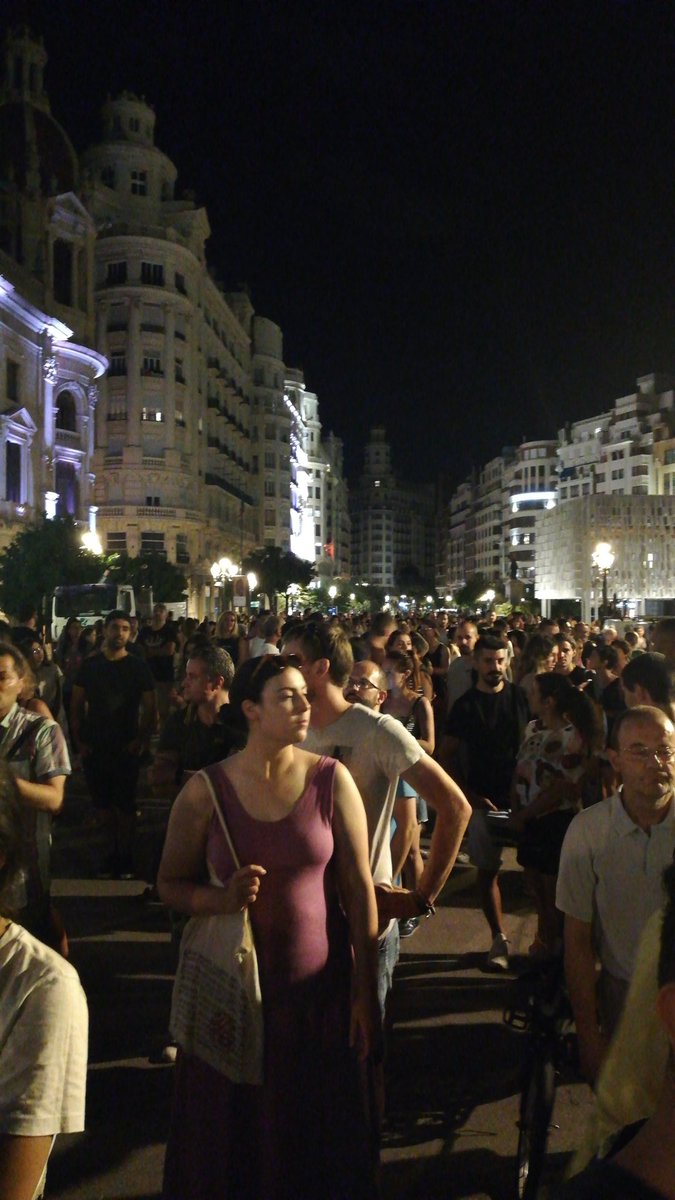 Javier_Serra's tweet photo. @GranFiraVLC Estes coses s'avisen en més temps i no a 3 minuts de l'hora programada quan tota la gent està esperant... 😠😠😠 https://t.co/L0T2Jp5tk6