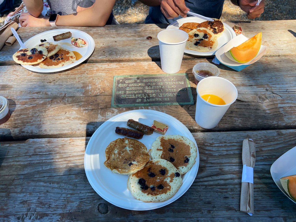 wulieju's tweet photo. When your @bolt coworkers are also down to hike for pancakes 🥞✌🏻 #bolthikes #SundayFunday https://t.co/rOXRcqlmMW