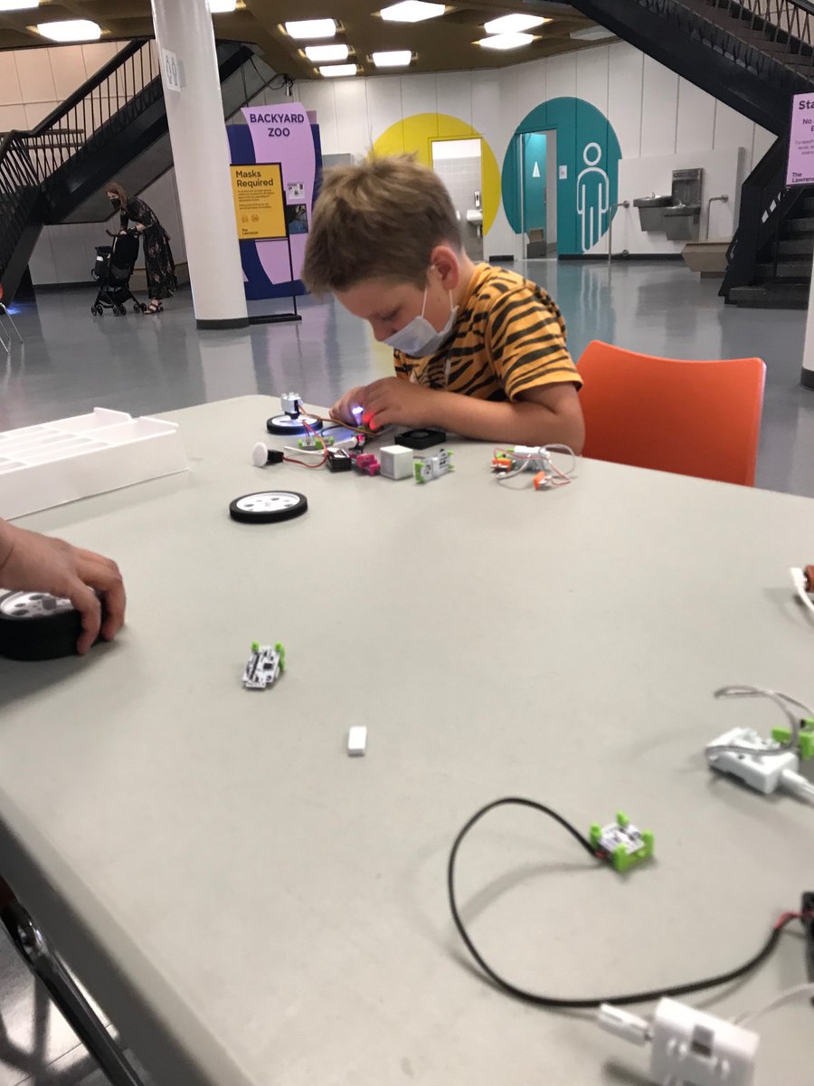 ttsf_ryan's tweet photo. @teentechsf hosting LittleBit and MakeyMakey workshops at the @lawrencehallsci Sunday Funday! https://t.co/7siOb26sYI