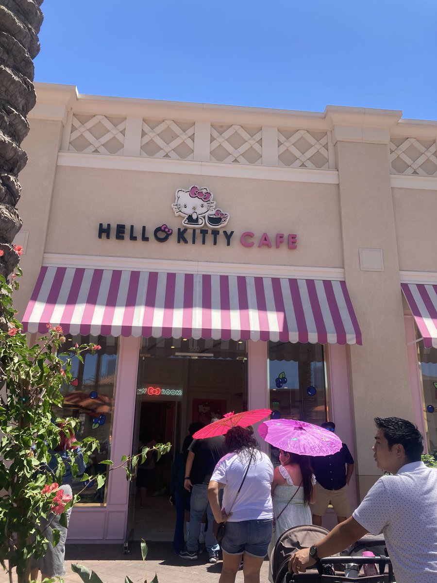 Went to the hello kitty cafe in Irvine, a bit expensive but it was super cute!! Making reservations next time for the bow room :] 
#Irvine #hellokittygrandcafe #California