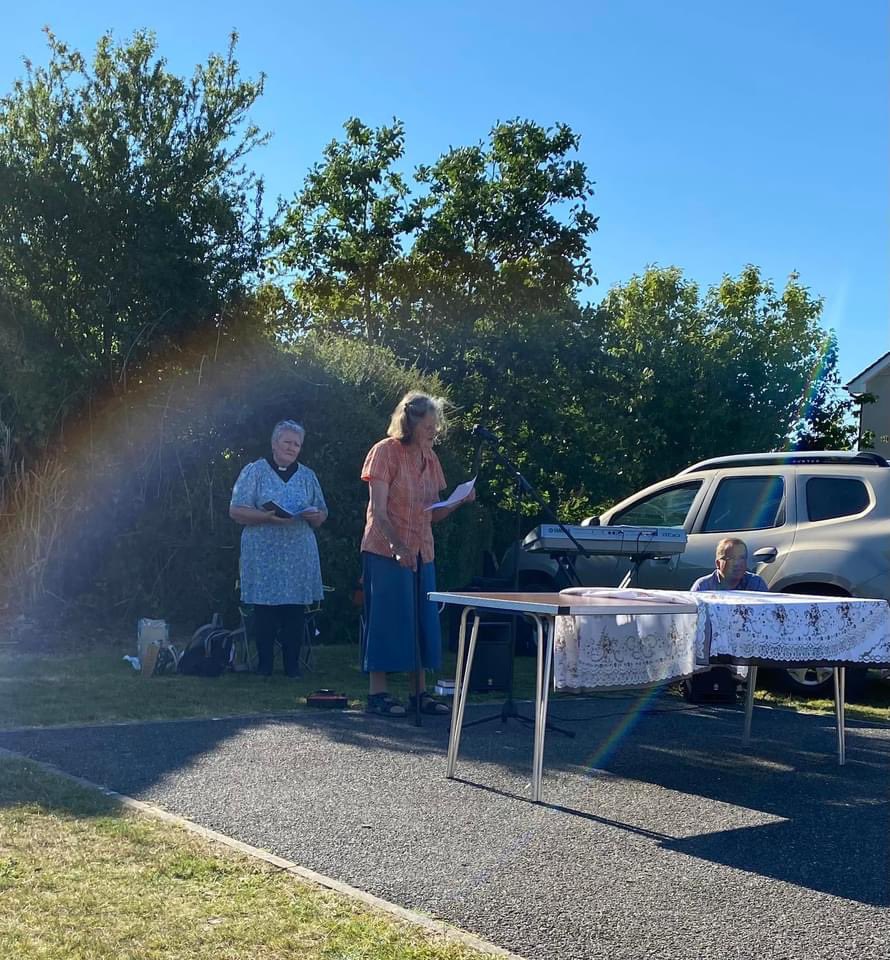 karamelykaren67's tweet image. hats on, sun screen applied and Revd Simon’s knees were out! A wonderful evening, churches together singing God’s praises and praying together. @CtcMissioner @TruroTeam #sunisoutandweareout #CTUTC #summerworship #workingtogether