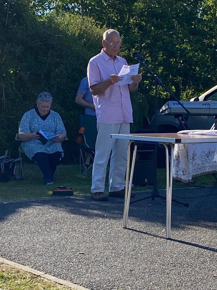 karamelykaren67's tweet image. hats on, sun screen applied and Revd Simon’s knees were out! A wonderful evening, churches together singing God’s praises and praying together. @CtcMissioner @TruroTeam #sunisoutandweareout #CTUTC #summerworship #workingtogether