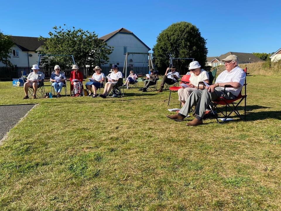 karamelykaren67's tweet image. hats on, sun screen applied and Revd Simon’s knees were out! A wonderful evening, churches together singing God’s praises and praying together. @CtcMissioner @TruroTeam #sunisoutandweareout #CTUTC #summerworship #workingtogether
