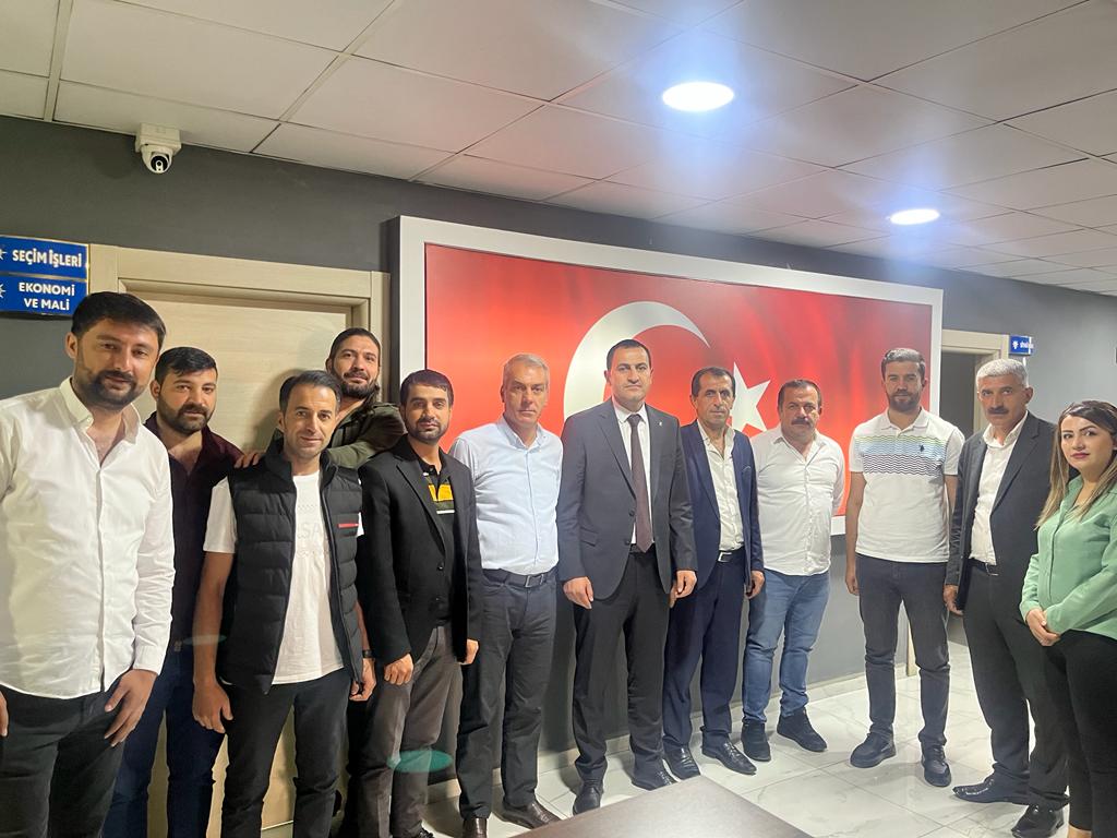 YaarRBEY1's tweet photo. Kurban Bayramı nedeniyle ilçe başkanımız sn.@FatiharslanAK30 ile birlikte dava arkadaşlarımızla  ilçe teşkilatımızda bir araya gelerek bayramlaşma programına katıldık.
@RTErdogan 
@deryayanikashb
@jsarieroglu 
@AvAbbasAydin 
@A_MuttalipOzbek https://t.co/8f68VrnzYz