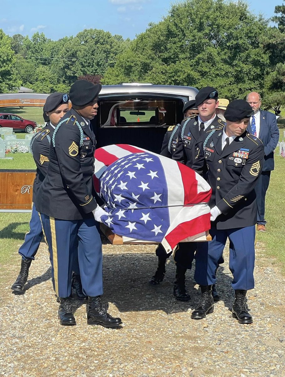 barnes_east's tweet photo. Funeral took place yesterday of Brad Freeman. The last surviving member of the original Easy Company 506th PIR(Band of Brothers) https://t.co/Xv4D0HZC8X