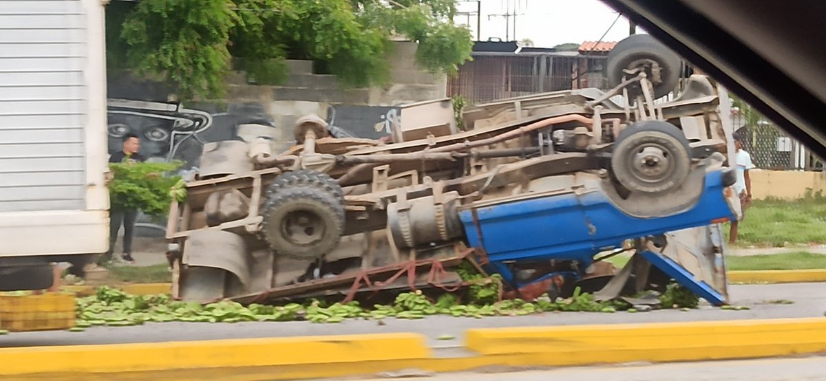 AlfredoMar79's tweet photo. Camión Volcado en la Av libertador con calle 54 sentido oeste este https://t.co/N7bnJ2LlJV