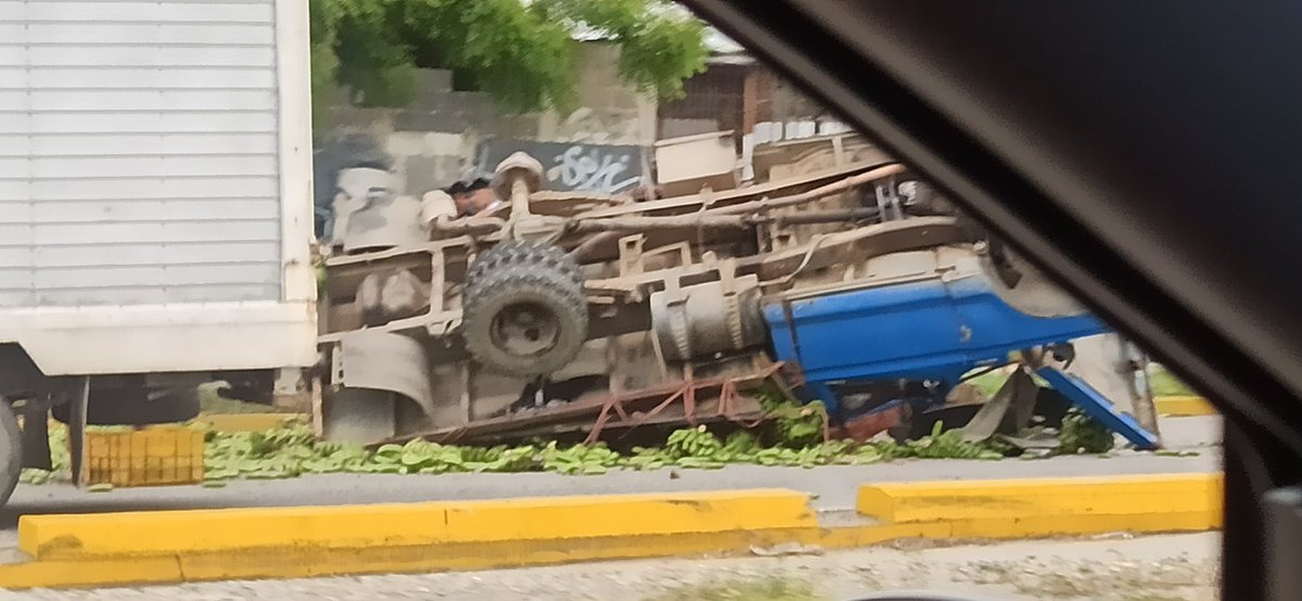 AlfredoMar79's tweet photo. Camión Volcado en la Av libertador con calle 54 sentido oeste este https://t.co/N7bnJ2LlJV