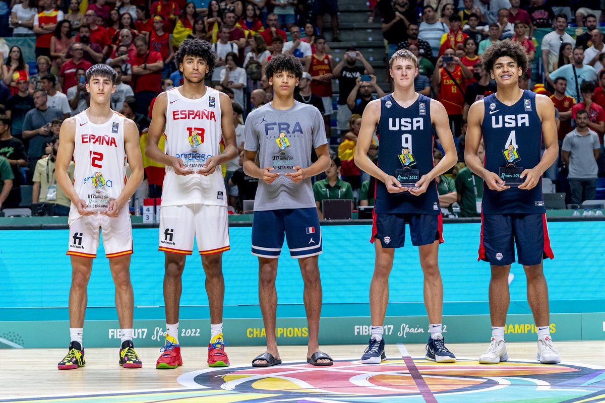 BaloncestoESP's tweet photo. MVP del #FIBAU17 ⭐

@izanalmansa 👉 12,1 puntos y 12,9 rebotes de media.

Y junto a @LucasLangarita, QUINTETO IDEAL 🙌 

#U17M 🇪🇸  #SomosEquipo https://t.co/1LYu1QoWEz