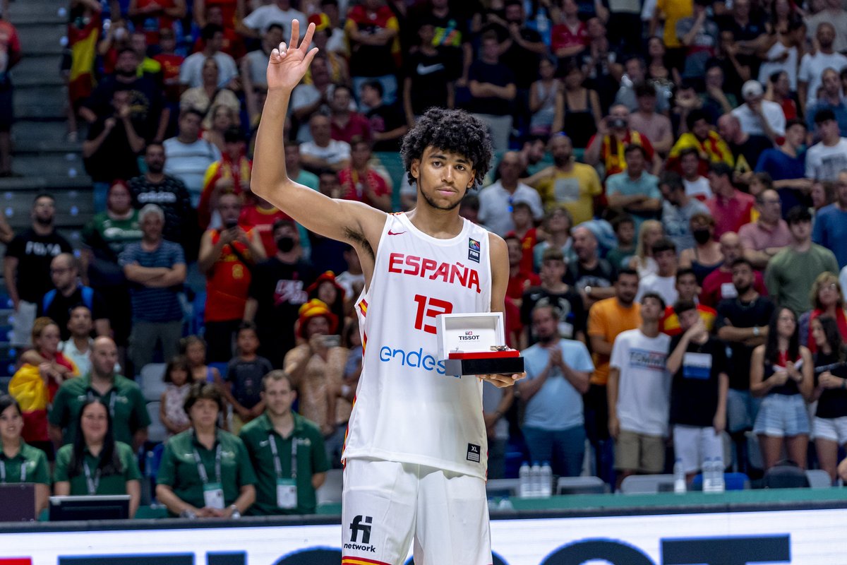BaloncestoESP's tweet photo. MVP del #FIBAU17 ⭐

@izanalmansa 👉 12,1 puntos y 12,9 rebotes de media.

Y junto a @LucasLangarita, QUINTETO IDEAL 🙌 

#U17M 🇪🇸  #SomosEquipo https://t.co/1LYu1QoWEz