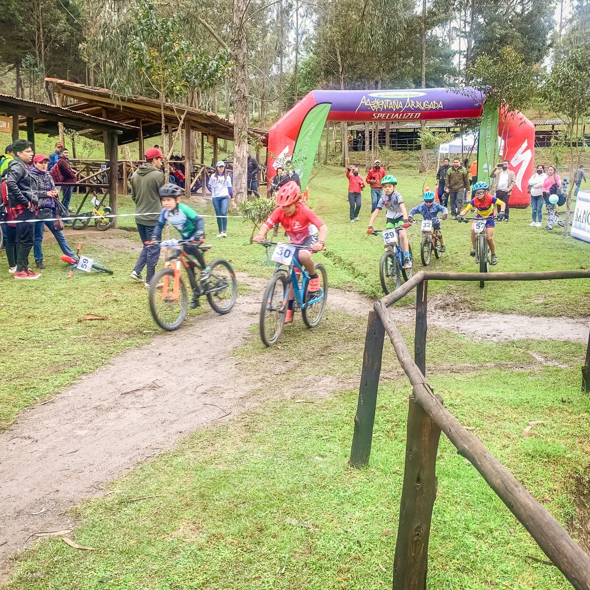 nacalderon1's tweet photo. Orgulloso de mi pequeño que cada día mejora un poquito. Campeón Provincial #Loja #mtojakids #xcolojakids #Ciclismo https://t.co/ygnd6VG8KO